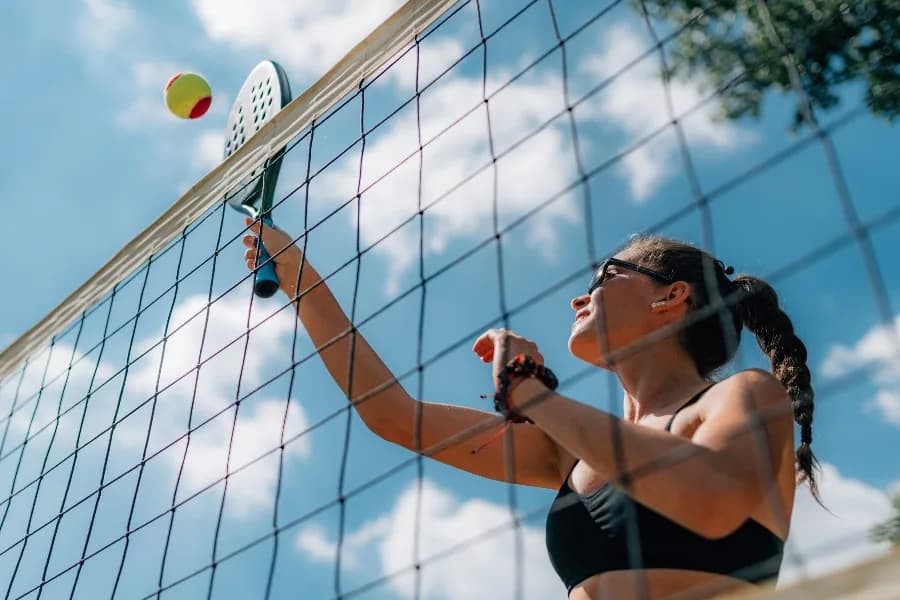 Beach Tennis em Maringá: em alta, esporte é pedida certa em condomínios fechados - O beach tennis em Maringá já é uma realidade, e quem busca u...
