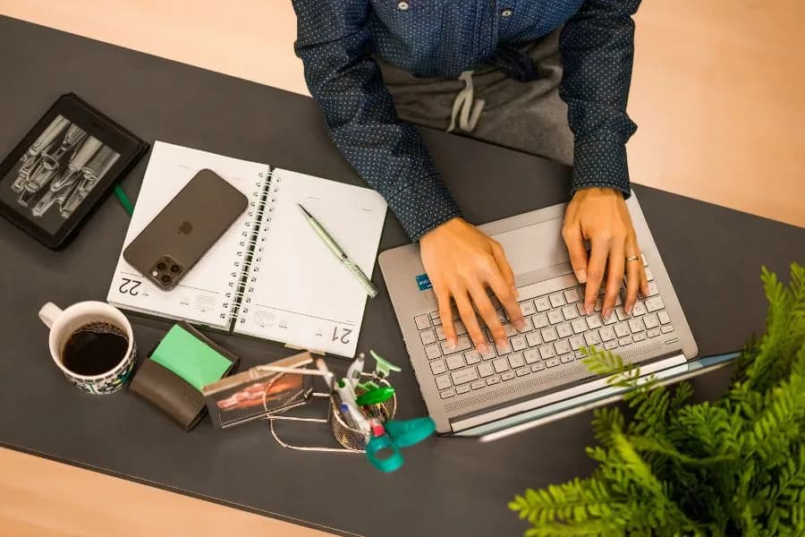 Como funciona um contrato de compra e venda de terreno?